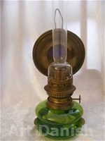 petroleumslampe til vægophæng med korpus af grøntglas, refleksskærm af messing. H. 39 cm